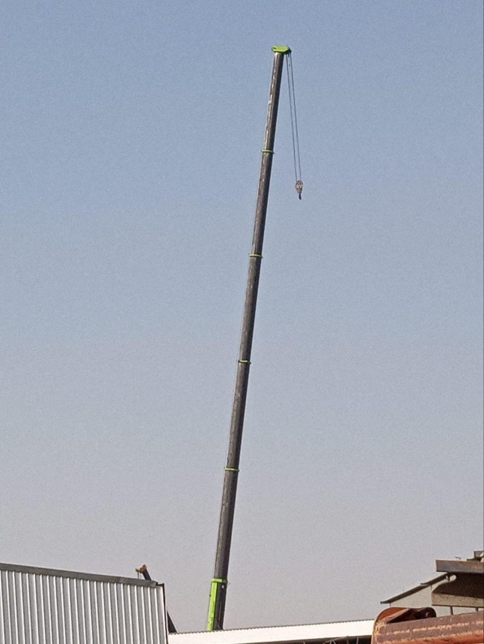 رافعة شوكية في موقع إنشاء بالرياض